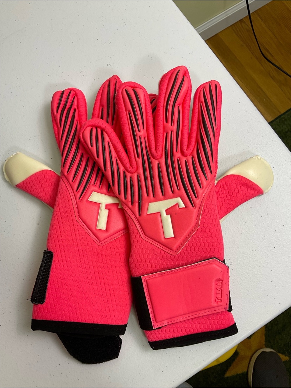 Rebel 2.0 Fluorescent Pink Junior Gr. 6 Goalkeeper Gloves